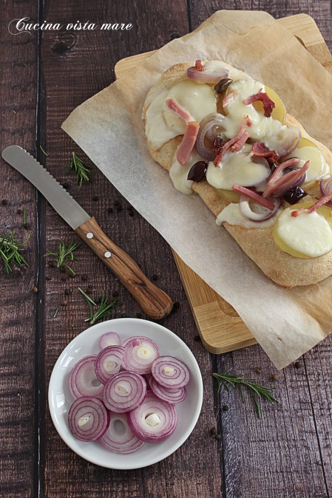 Pinsa romaine avec pommes de terre et speck Cuisine vue mer