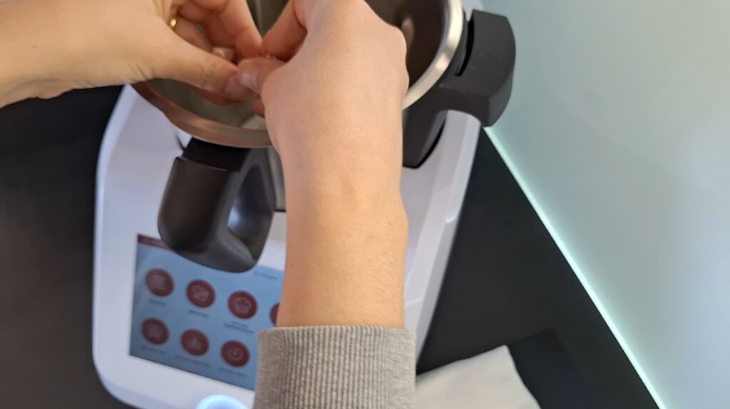 Levure dans le bol du Monsieur Cuisine Smart