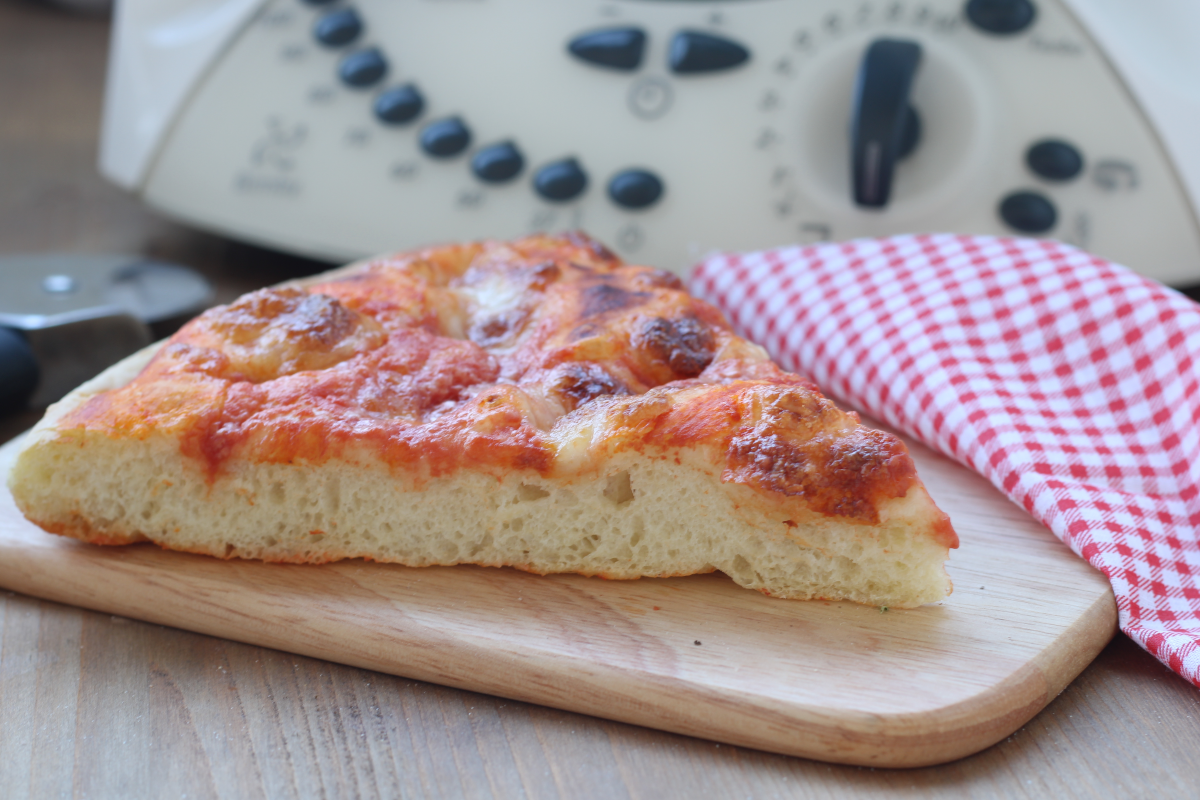 Pizza à la semoule de blé dur avec Bimby, recette avec levure de bière.