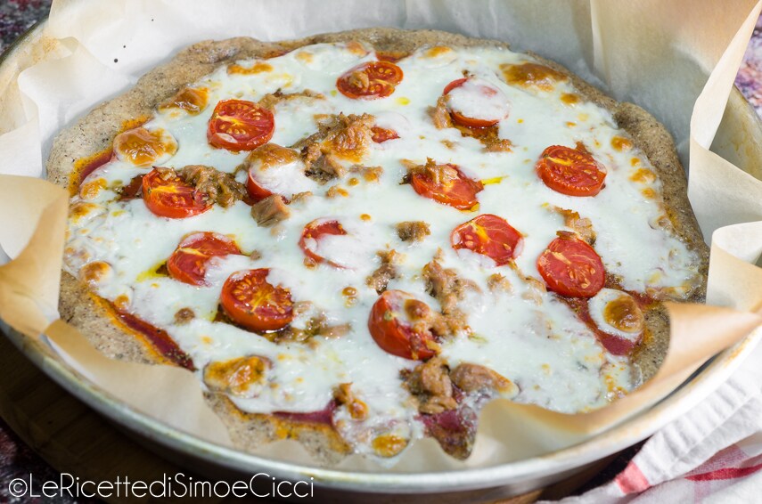 Pizza avec thon et tomates cerises faite maison