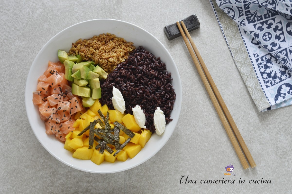 Poke bowl avec saumon, mangue et philadelphia