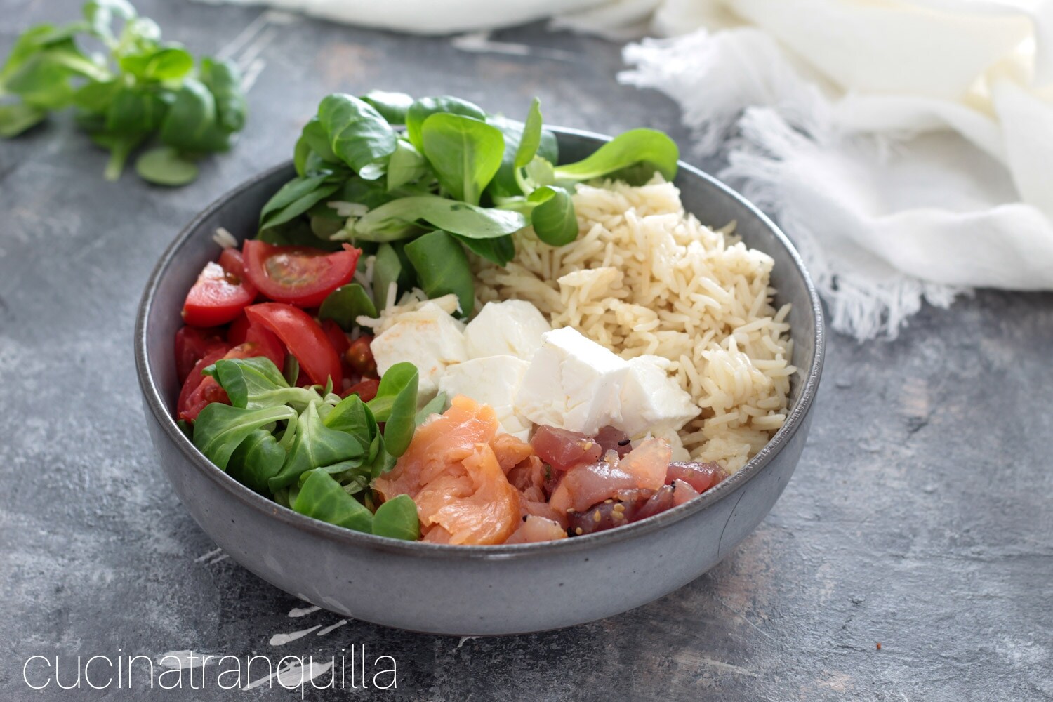 Salade de riz basmati avec feta et saumon