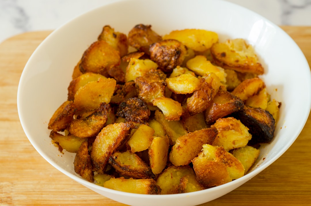 Pommes de terre au four aromatiques, dorées et croustillantes, l’accompagnement parfait !