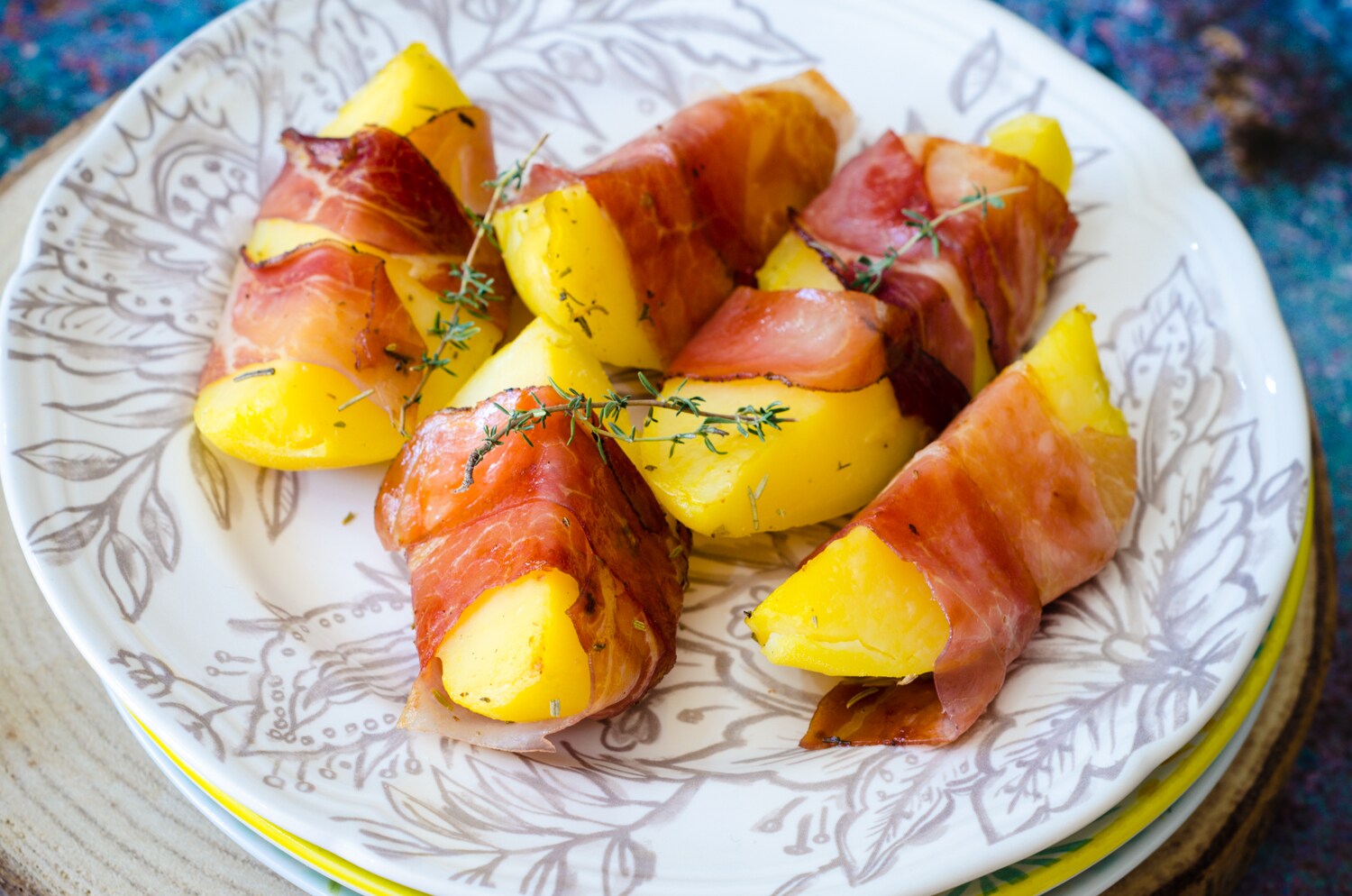 Quartiers de pommes de terre avec speck