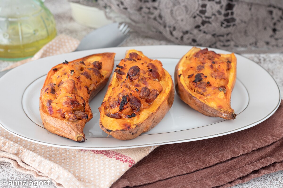 Pommes de terre rouges farcies aux haricots au four