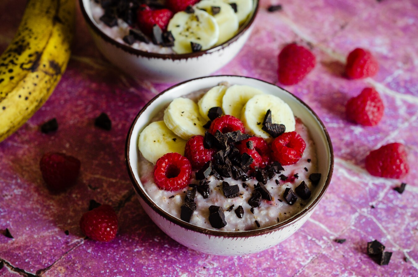 Porridge framboises et chocolat, parfait pour un petit déjeuner sain, léger et délicieux