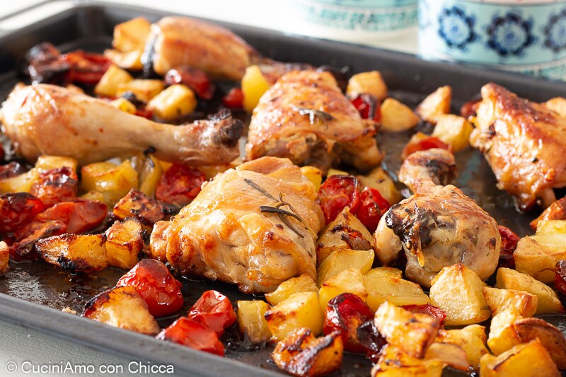 Poulet rôti avec pommes de terre et tomates cerises