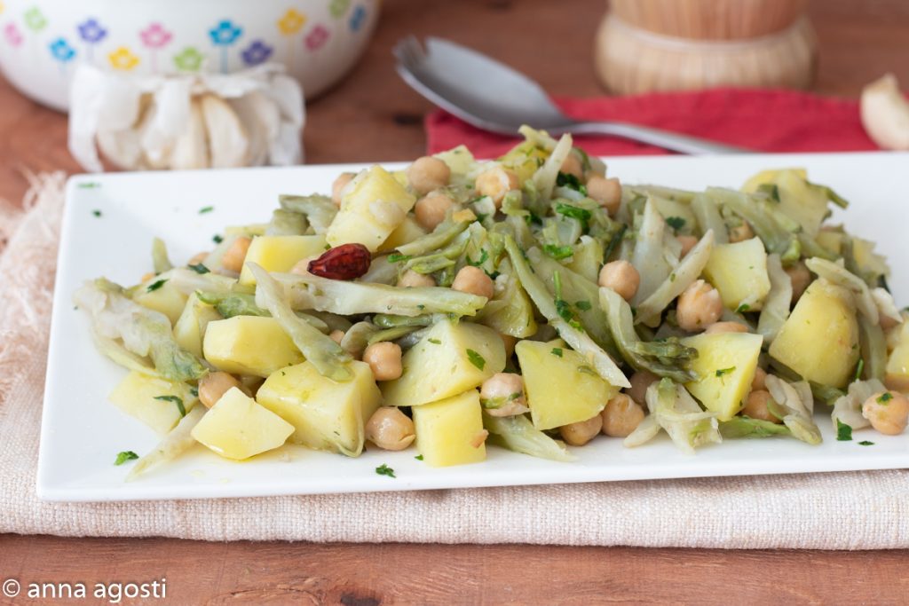Puntarelle à la poêle avec pommes de terre et pois chiches