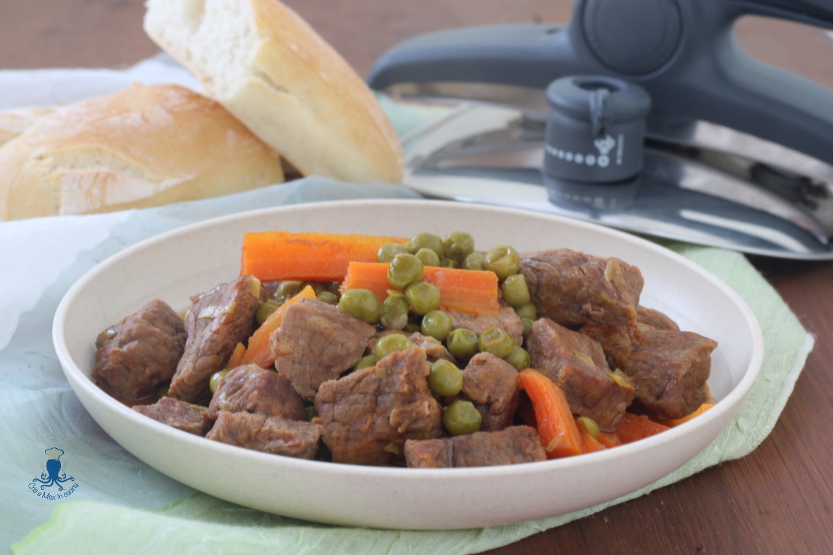 Ragoût de veau aux petits pois et carottes en cocotte-minute
