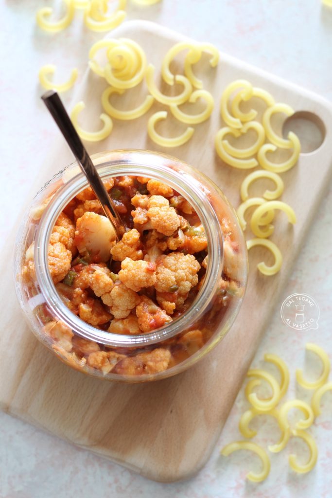 chou-fleur avec tomate cuit dans un bocal