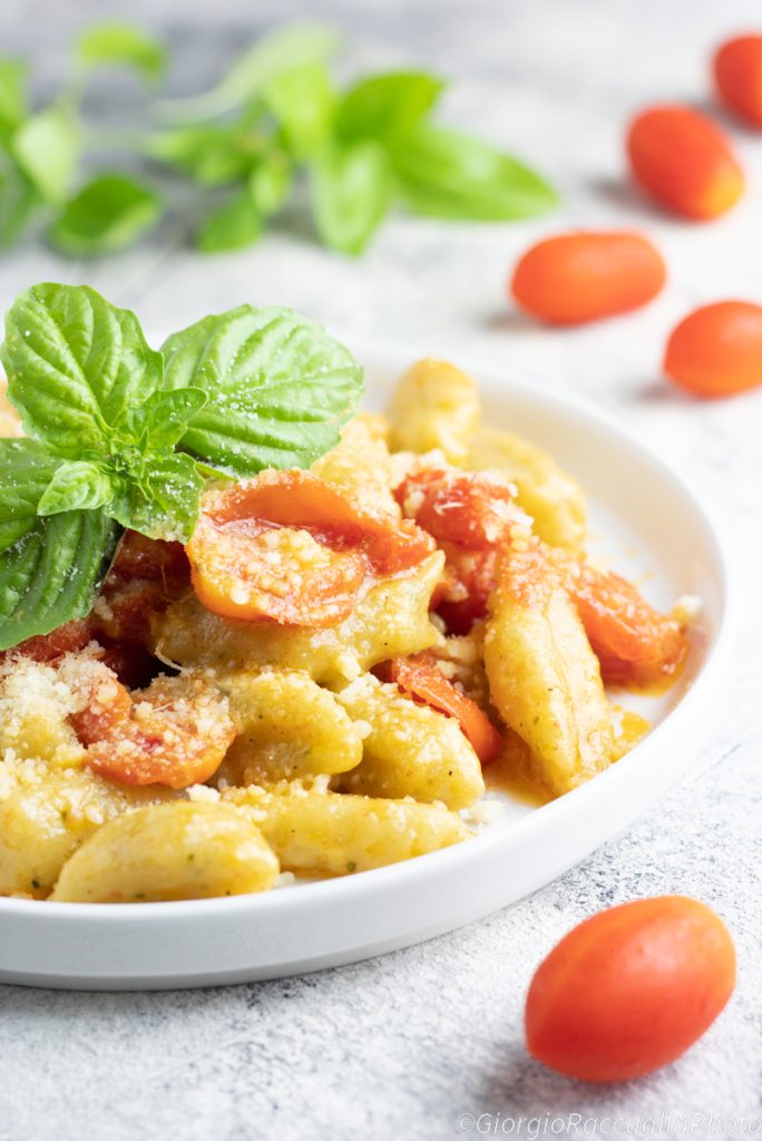 Recette de pâtes fraîches au basilic avec tomates cerises