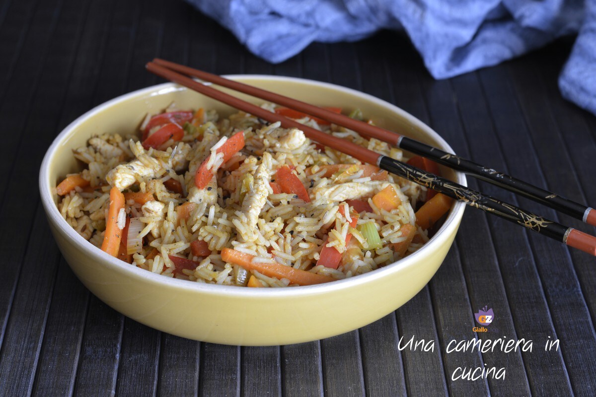 Riz à l’indonésienne avec poulet et légumes