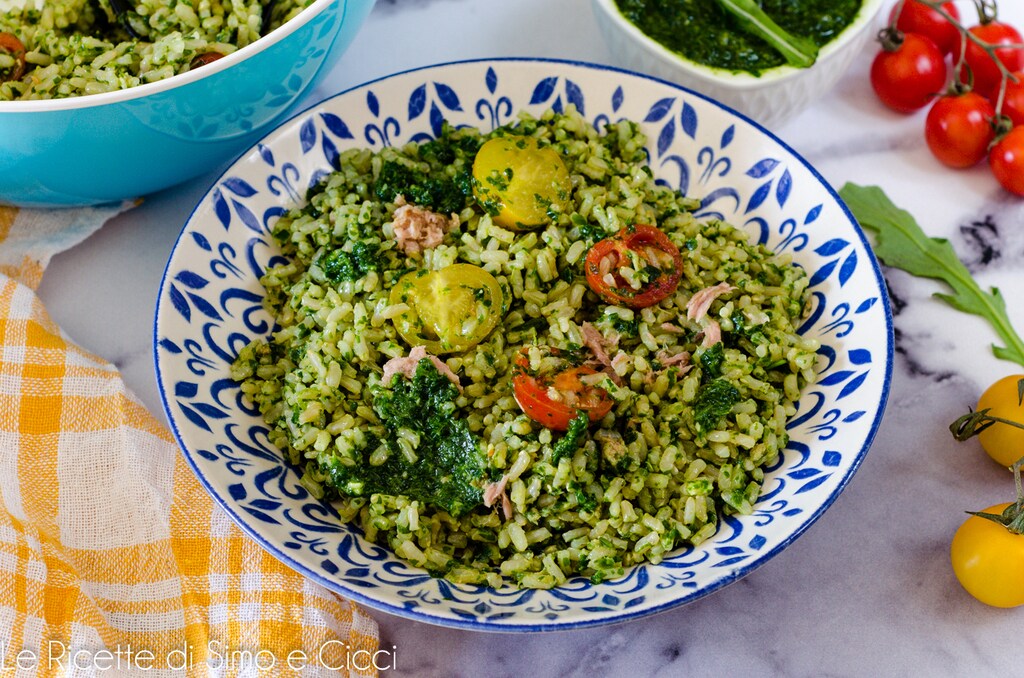 Riz froid avec pesto de roquette, thon et tomates cerises