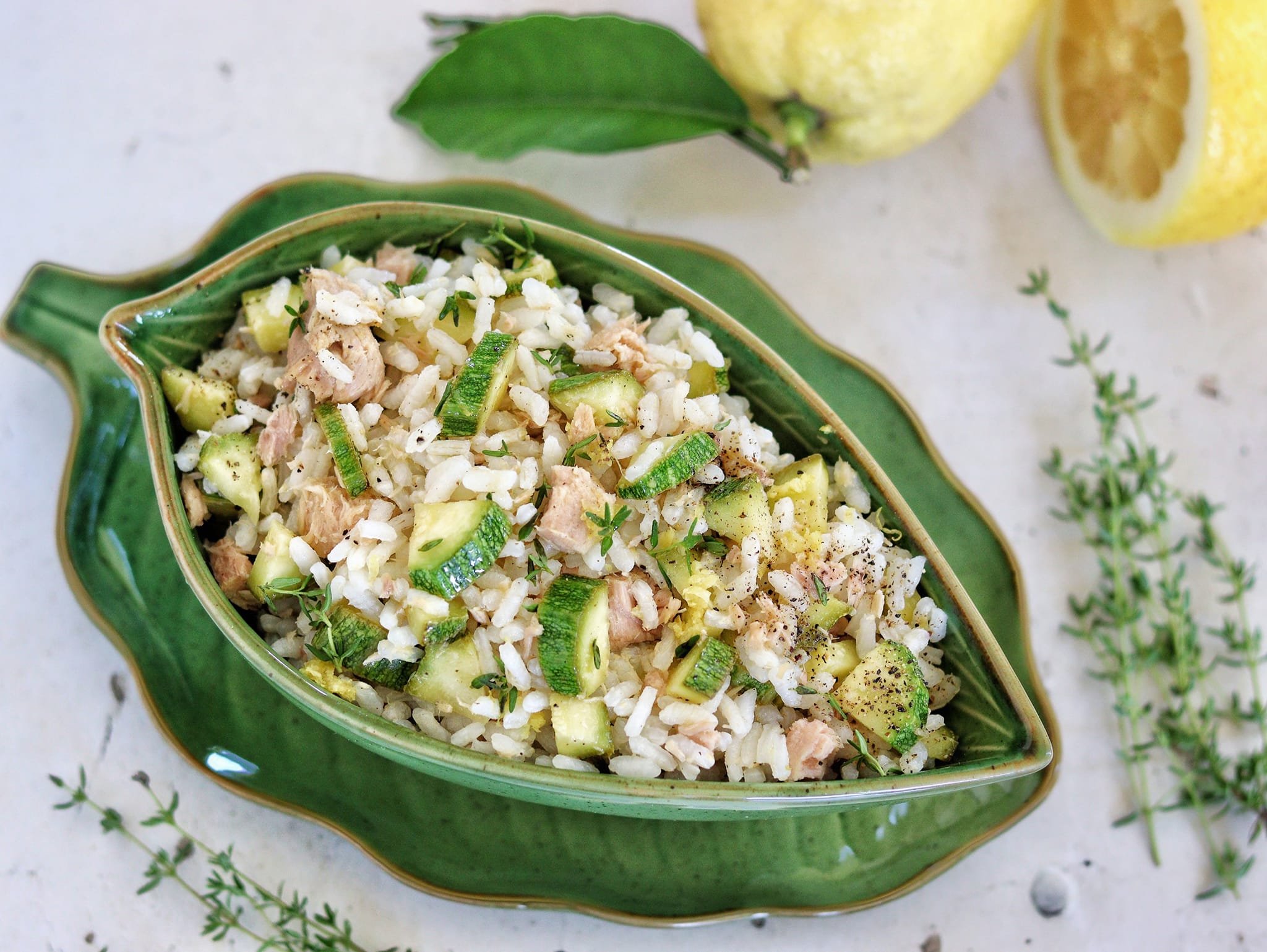 Riz froid avec thon, courgettes et citron