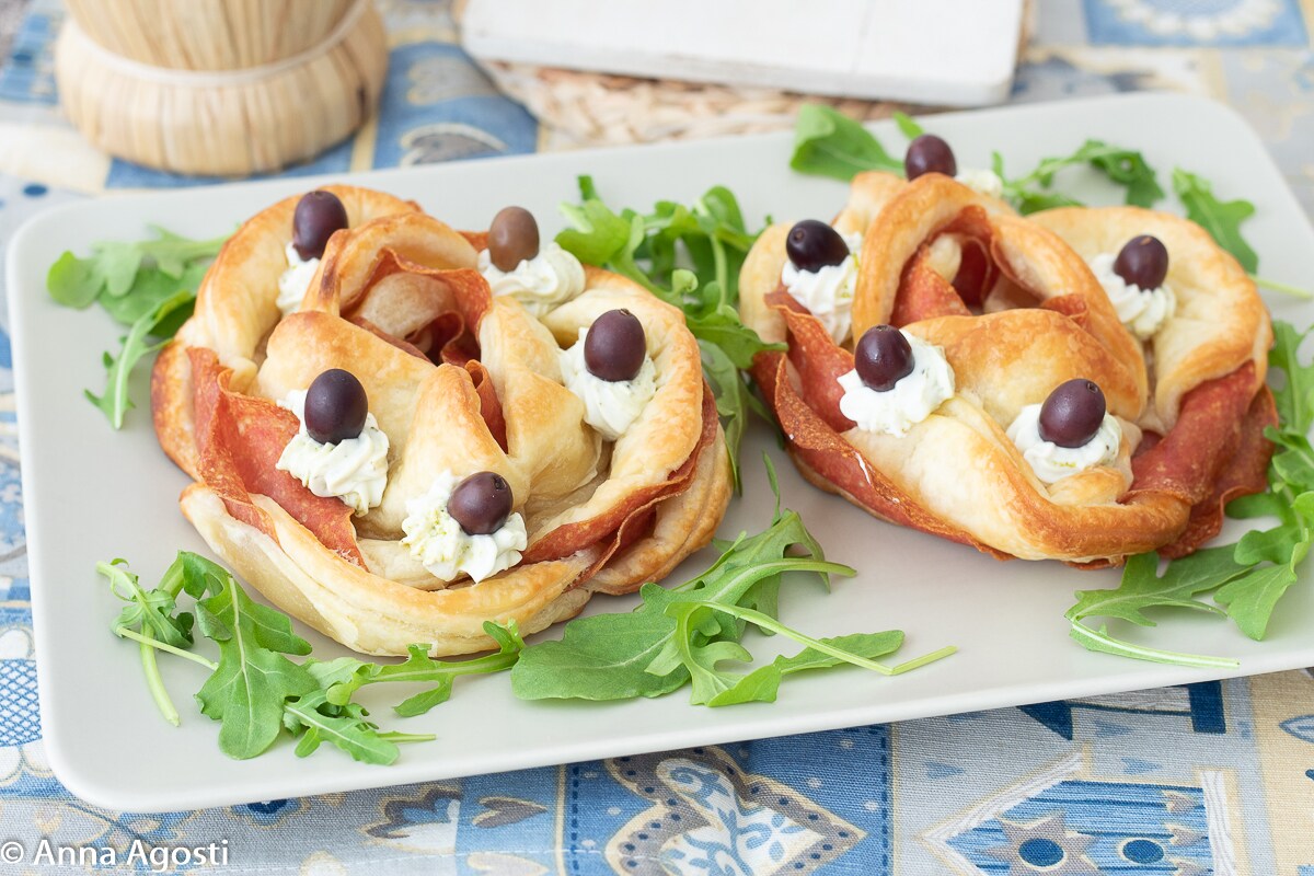 Roses de pâte feuilletée et saucisson