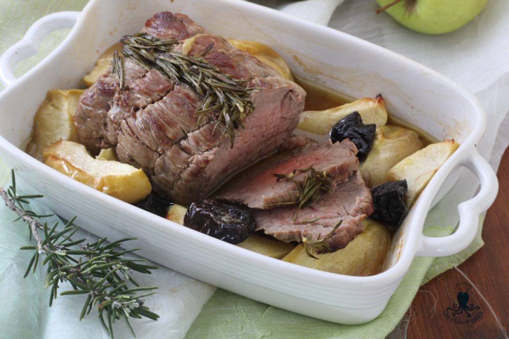 Rôti au four avec pommes et prunes