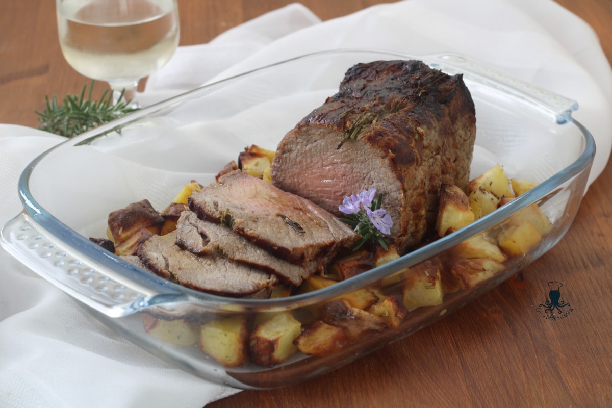 Rôti avec des pommes de terre dans une friteuse à air