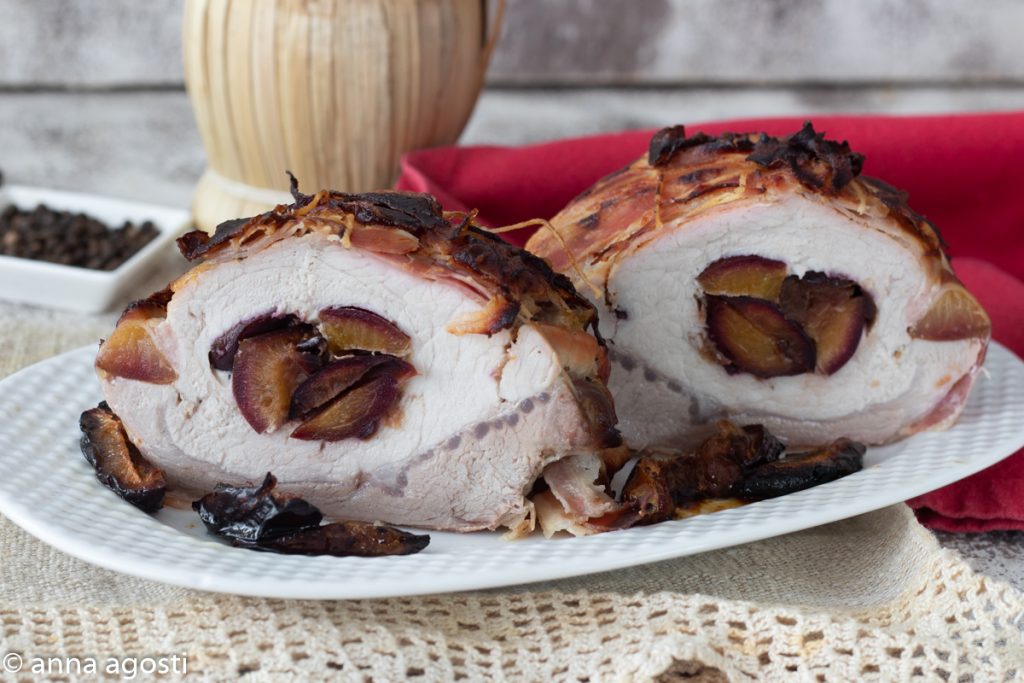 Rôti de porc bardé au lard et aux pruneaux