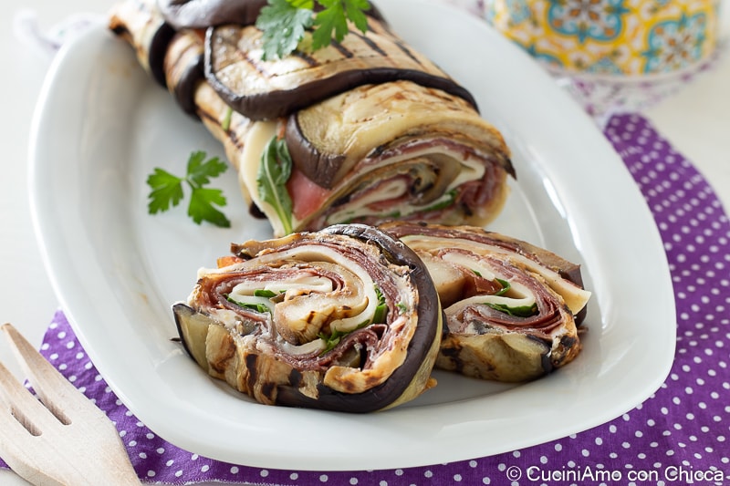 Roulé d'aubergines avec roquette et speck