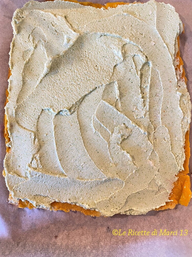 Rouleau vegan de farine de pois chiche avec crème de tofu et courgettes