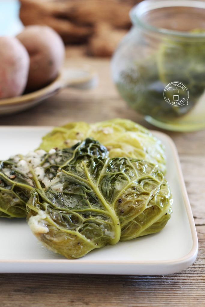 rouleaux de chou farcis avec du riz et du fromage cuits dans un bocal au micro-ondes avec la technique de la cuisson bocal