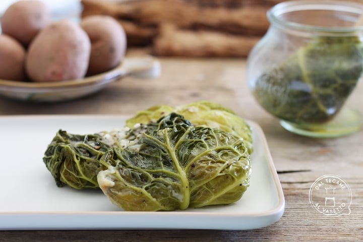 rouleaux de chou farcis avec du riz et du fromage cuits dans un bocal au micro-ondes avec la technique de la cuisson bocal