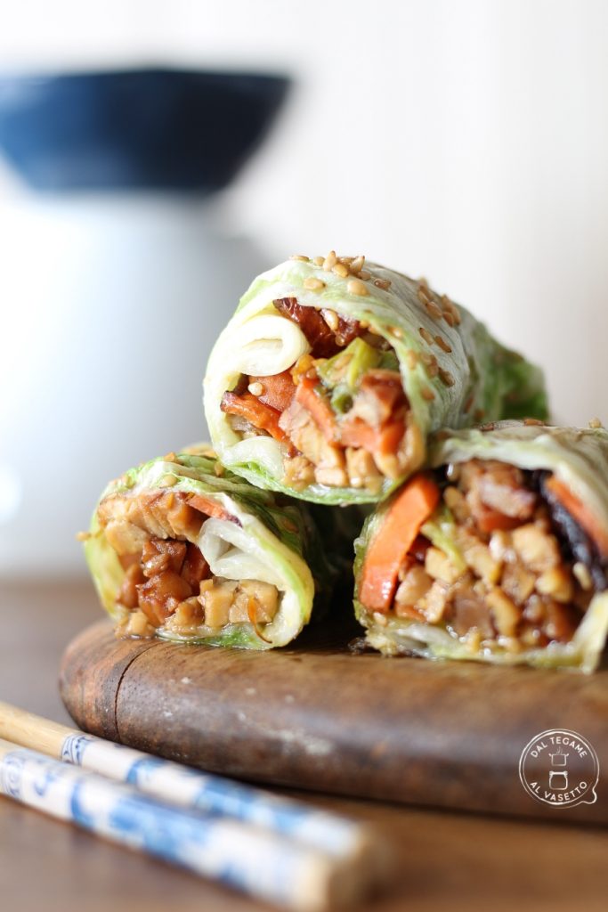 rouleaux de légumes farcis de légumes et de tempeh cuits à la friteuse à air