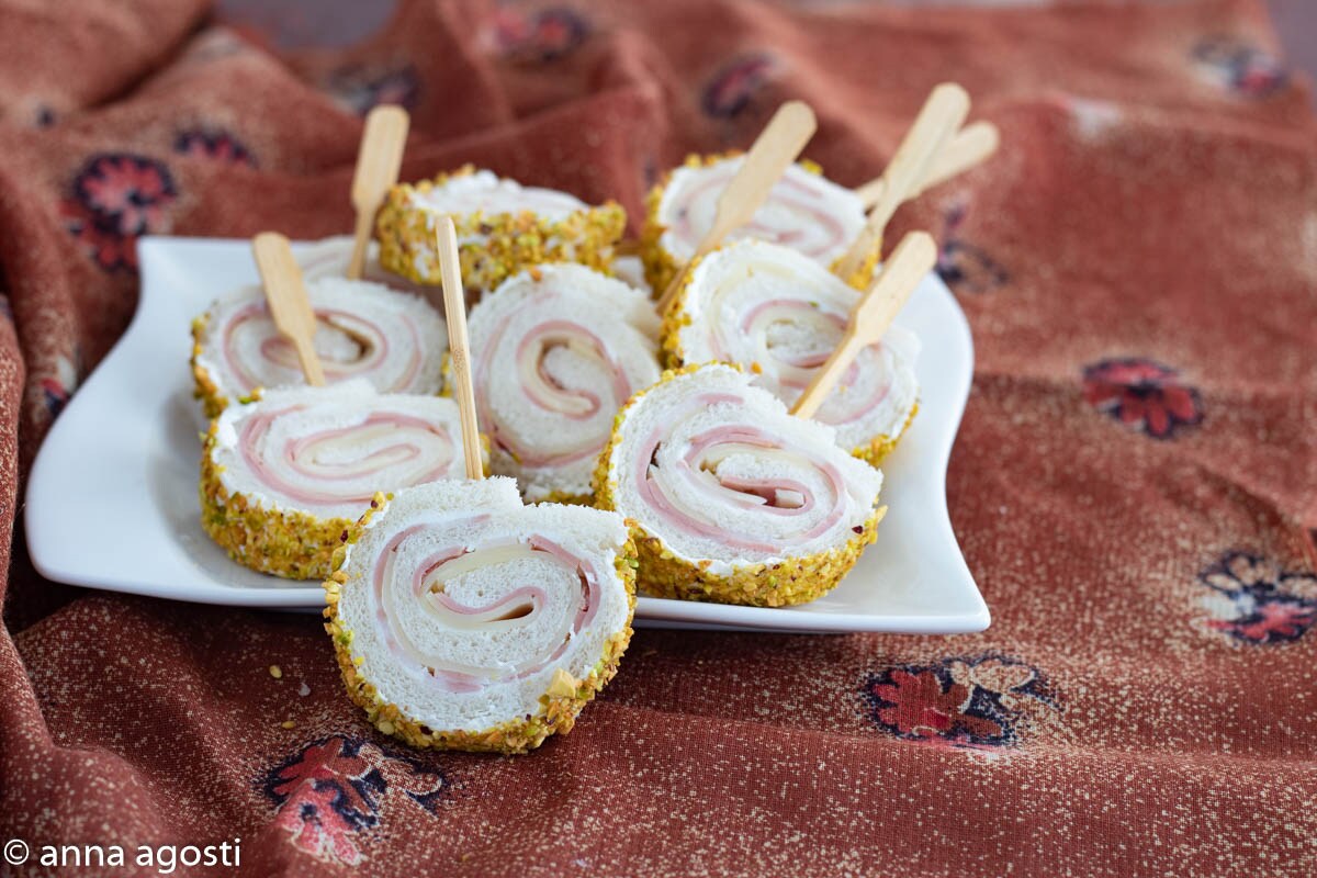ROULEAUX DE PAIN DE MIE AVEC MORTADELLE ET PISTACHE