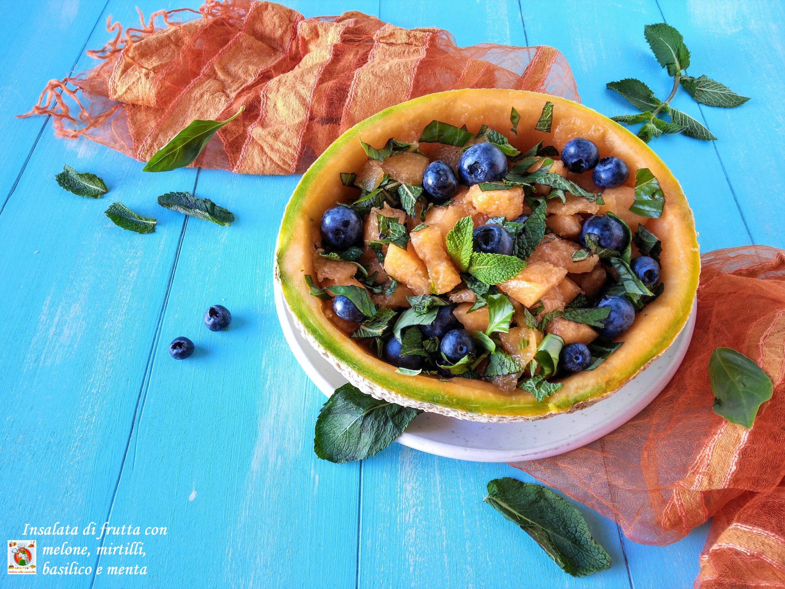 Salade de fruits avec melon, myrtilles, basilic et menthe