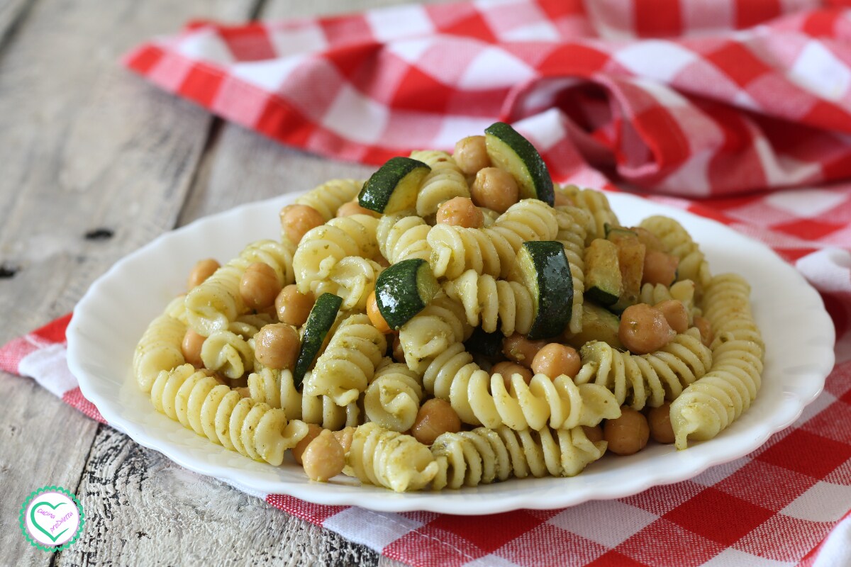 Salade de pâtes avec pois chiches et courgettes
