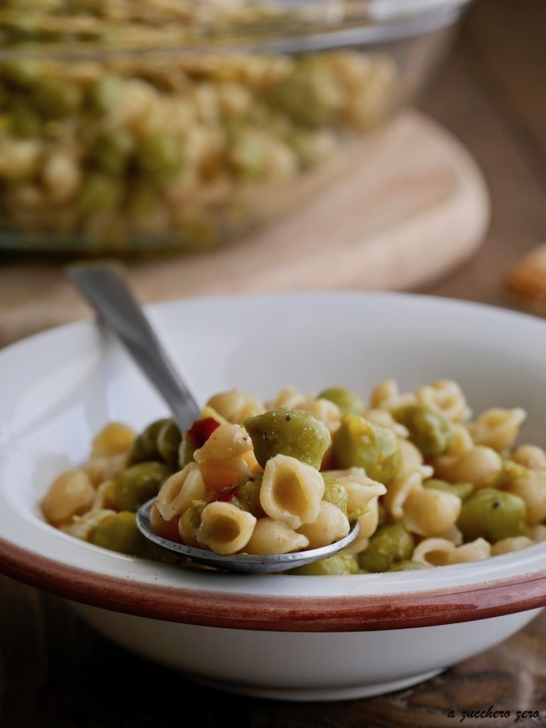 Salade de pâtes complètes avec des pois chiches frais
