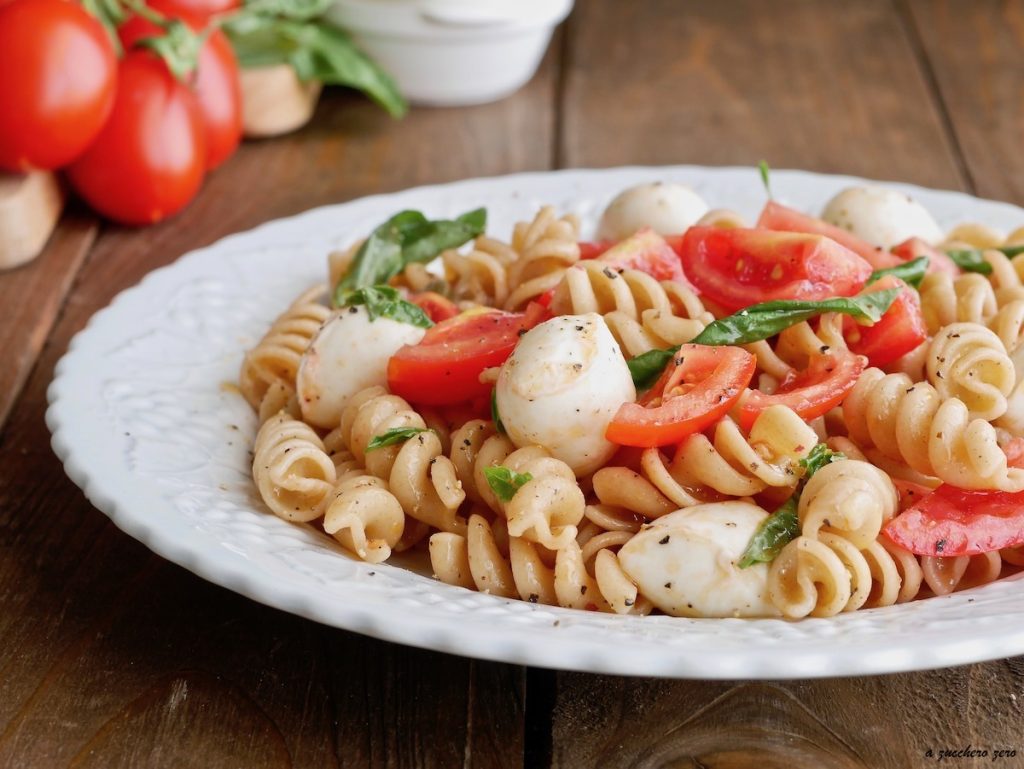 Salade de pâtes caprese mozzarella tomates cerises et basilic