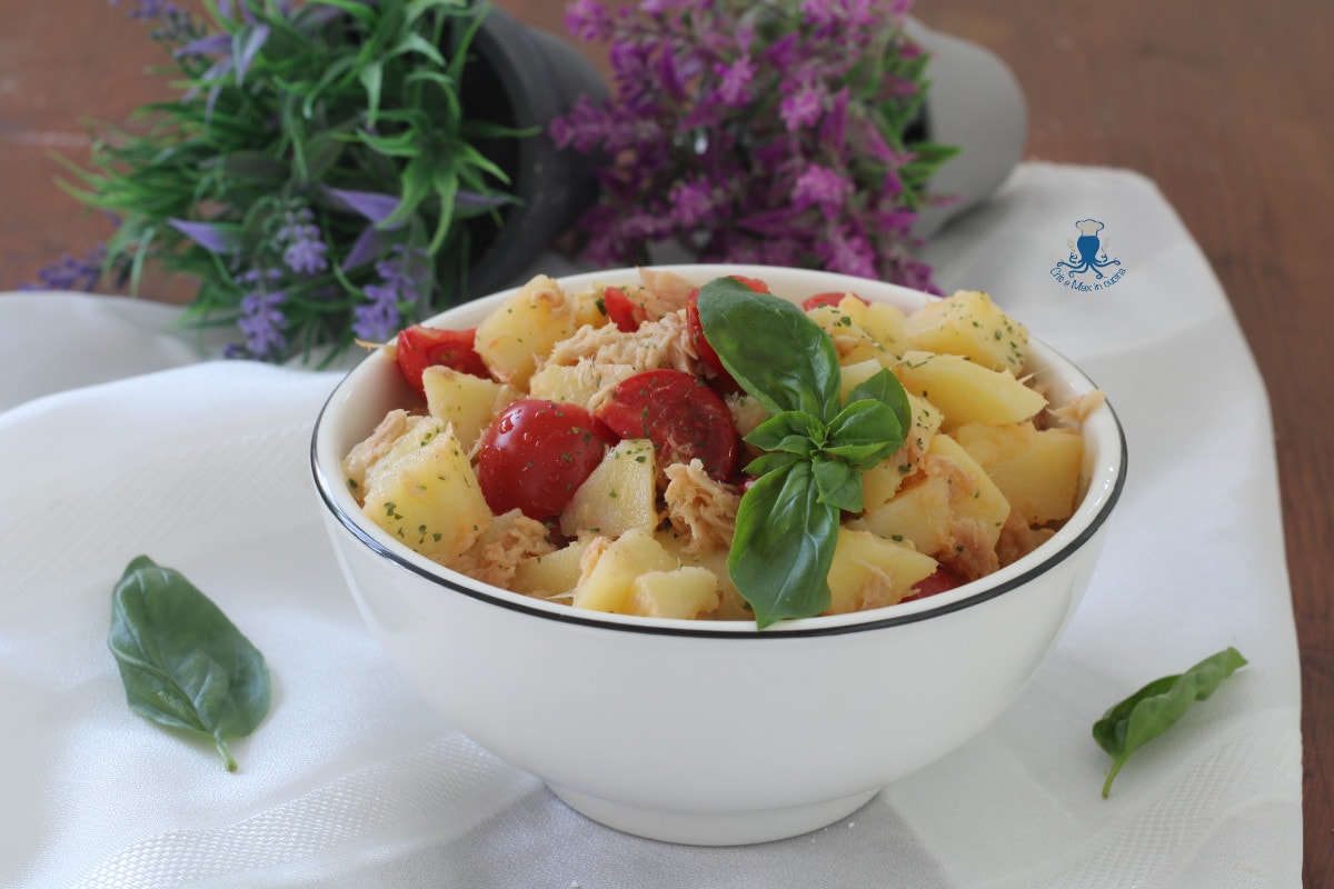 Salade de pommes de terre et thon avec tomates cerises