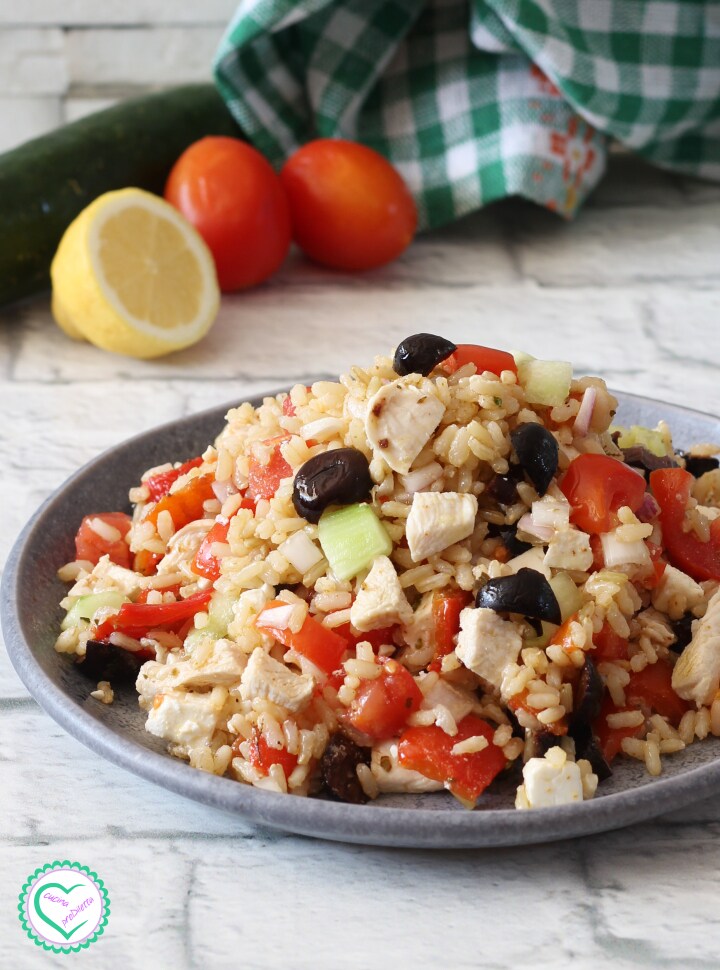 Salade de riz à la grecque avec poulet et feta
