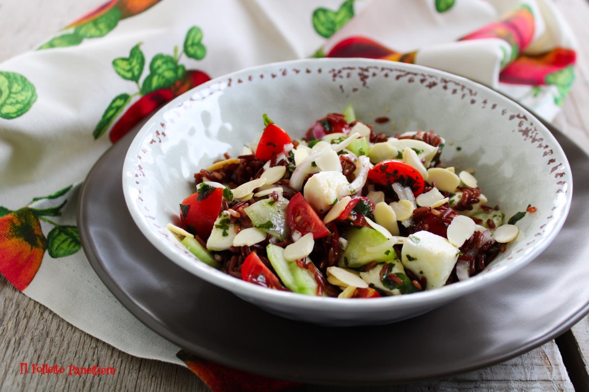 Salade de riz rouge avec billes de mozzarella de bufflonne
