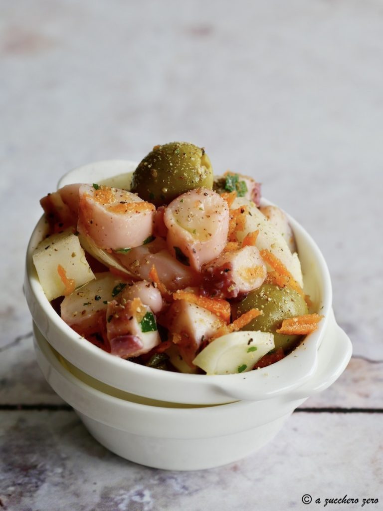 Salade de tentacules de calmar cuits et coupés