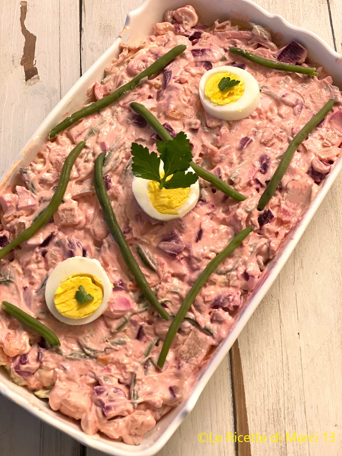 Salade russe napolitaine rosée avec betterave rouge. Recette de famille facile et rapide