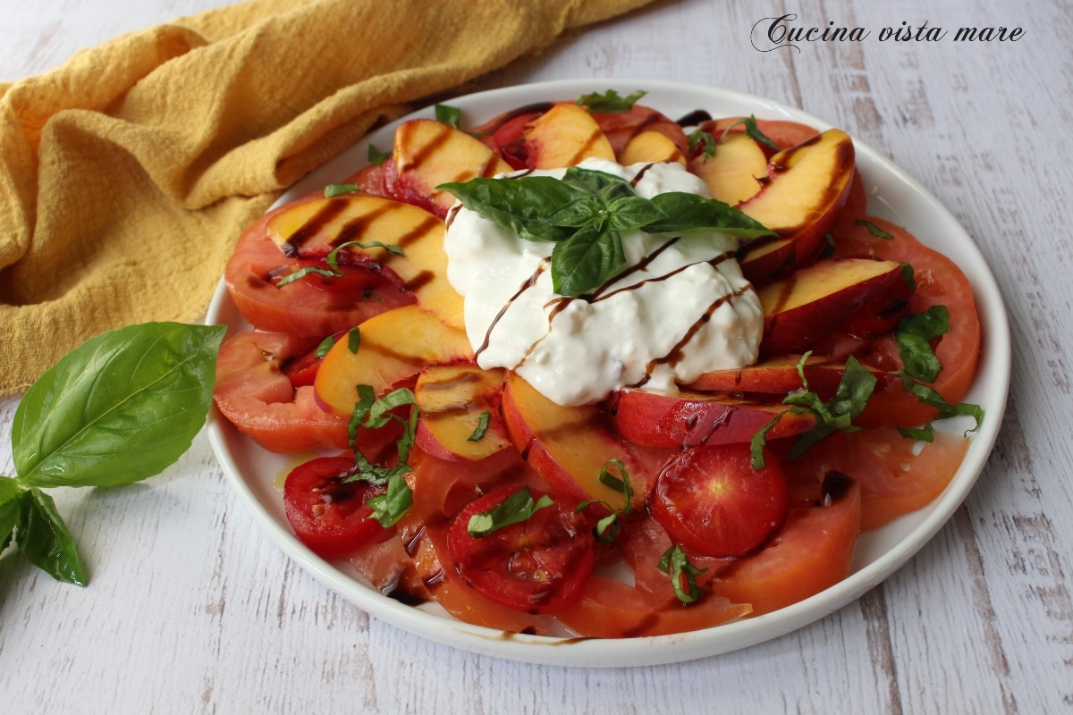 Salade tomates pêches et stracciatella