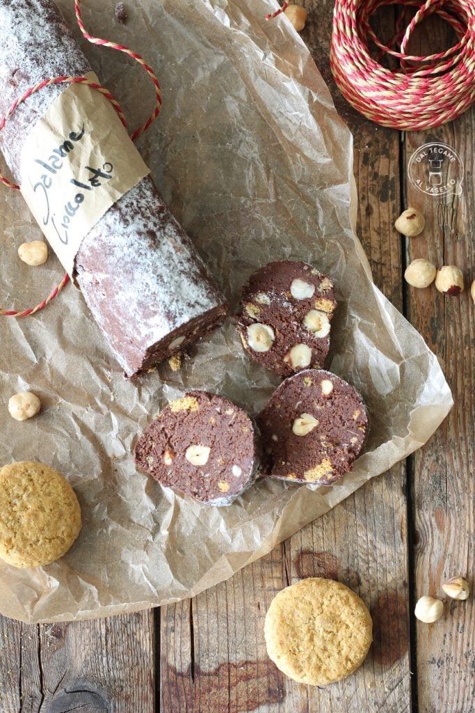 gâteau en forme de salame fait avec des biscuits, chocolat et noisettes. recette sans œufs, lactose et sucre