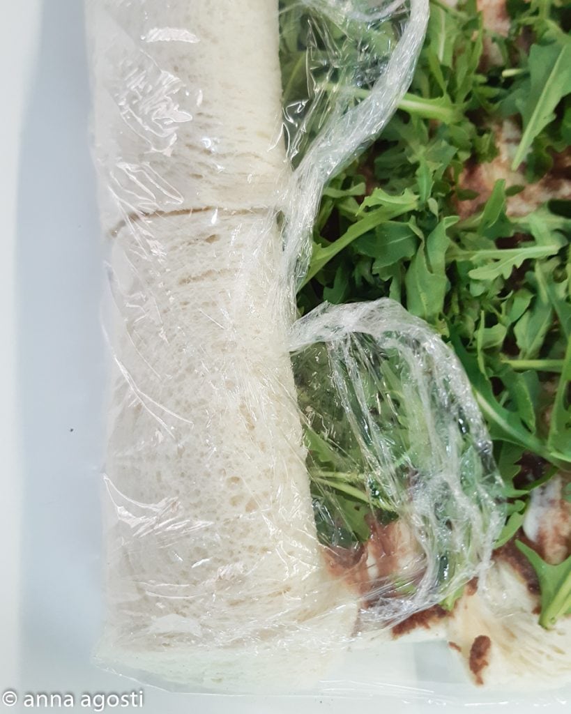 Sandwich roulé roquette et tapenade d'olives