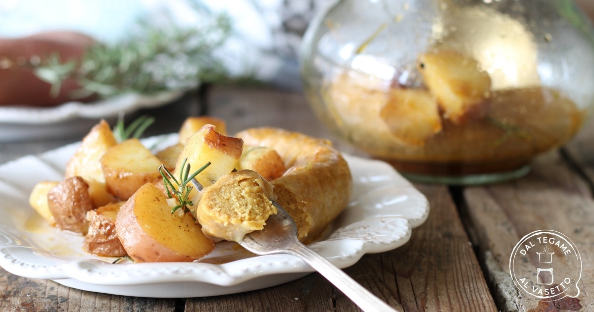 Saucisse végétalienne et pommes de terre en cuisson en bocal