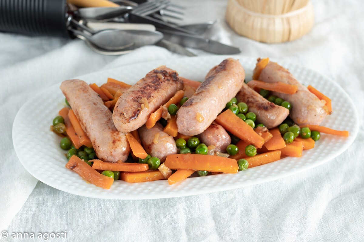 SAUCISSES CAROTTES ET PETITS POIS À LA POÊLE