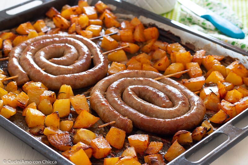 Saucisses et pommes de terre au four à la chasseur
