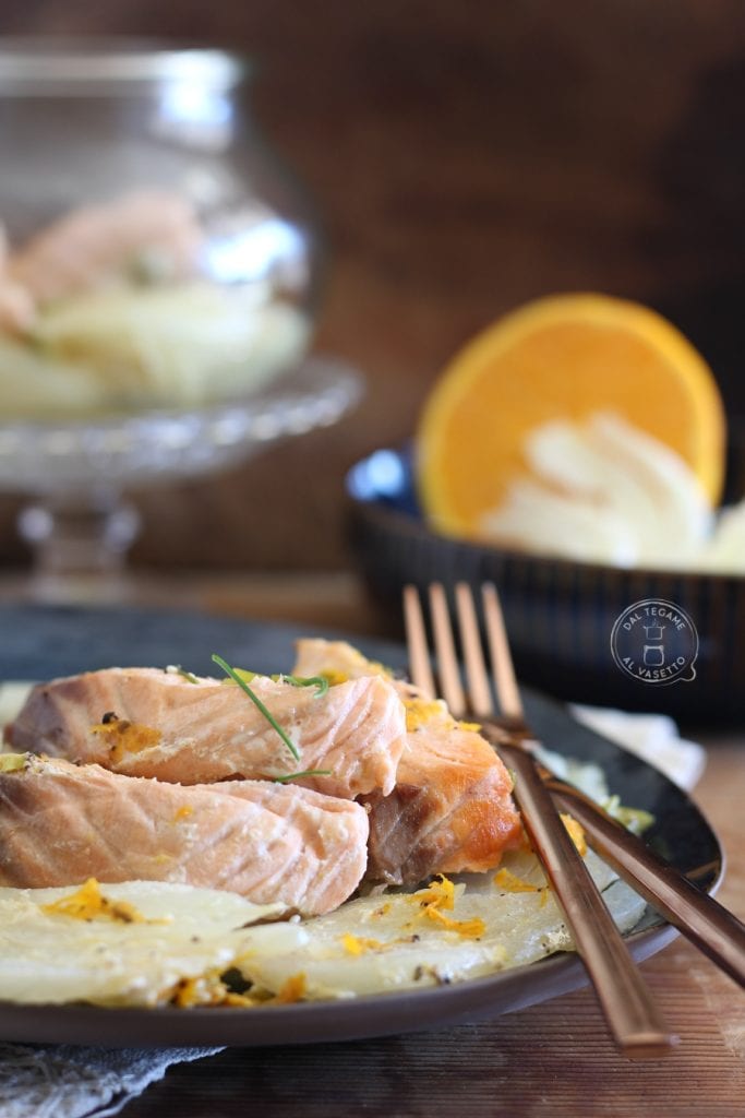 tranches de saumon avec des tranches de fenouil et d'orange cuites en bocal avec la technique de la cuisson sous vide au micro-ondes