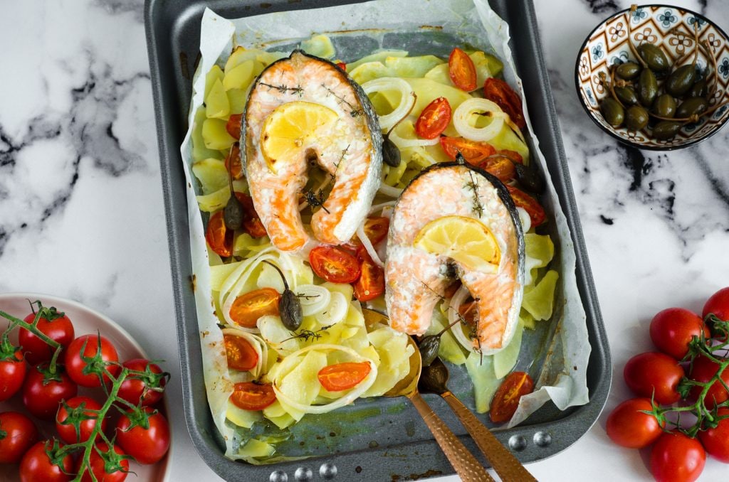 Saumon en papillote avec pommes de terre et tomates cerises