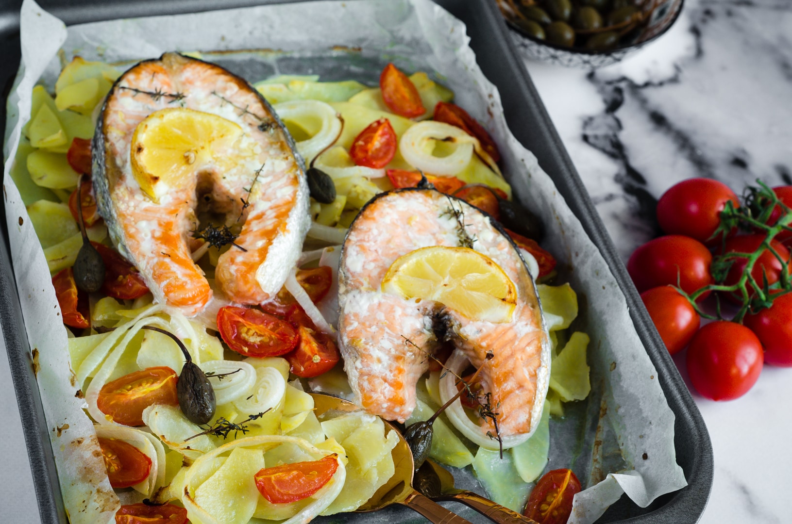 Saumon en papillote avec pommes de terre et tomates cerises