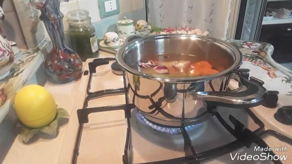 La soupe d'avoine avec courge et courgettes