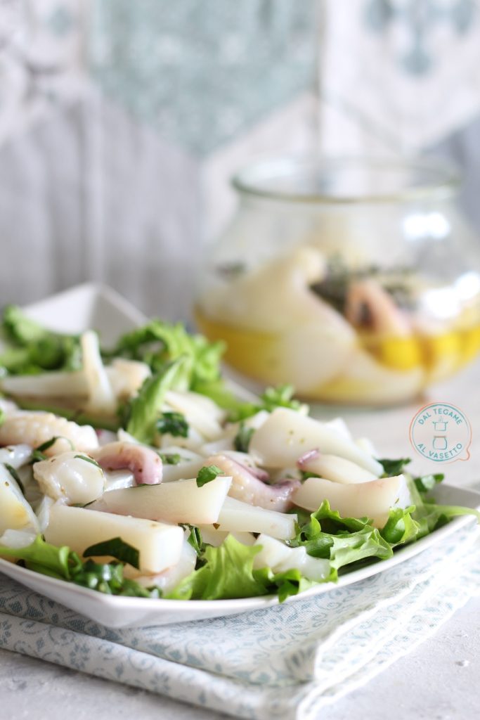 seiches cuites à l'huile dans un bocal au micro-ondes, coupées et placées dans l'assiette avec de la salade
