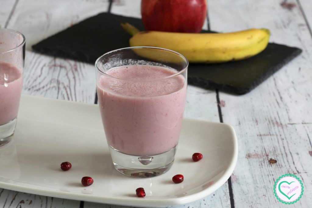 Smoothie aux fruits avec grenade