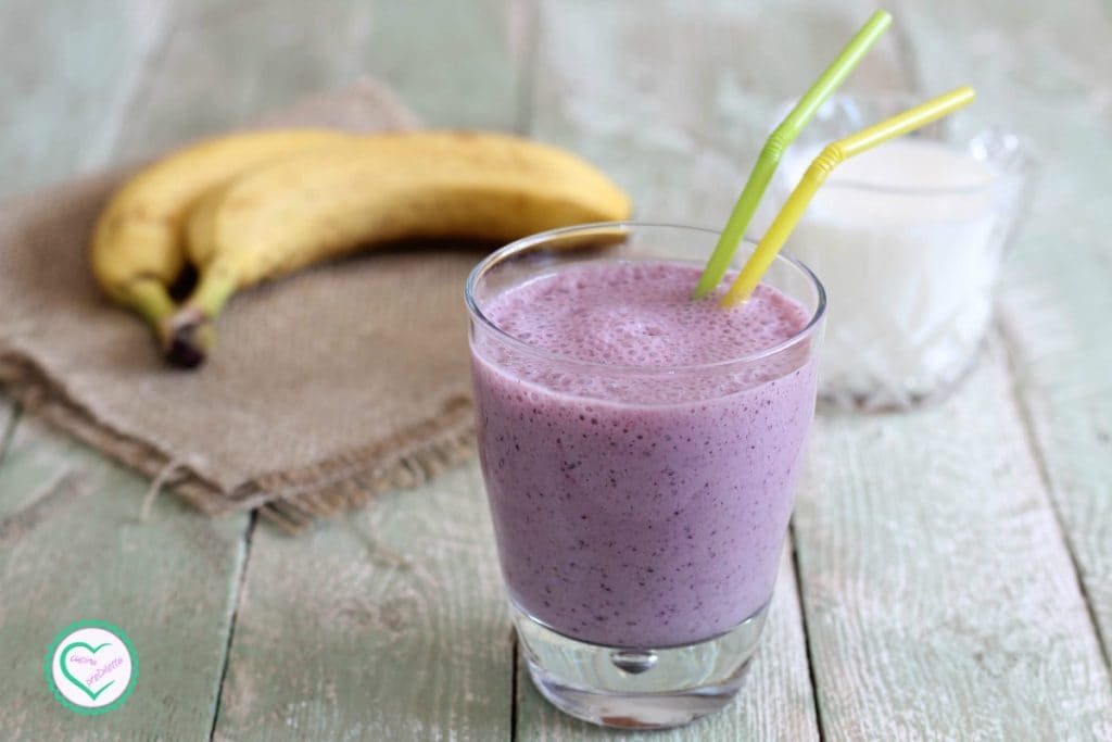 Smoothie aux fruits rouges et bananes